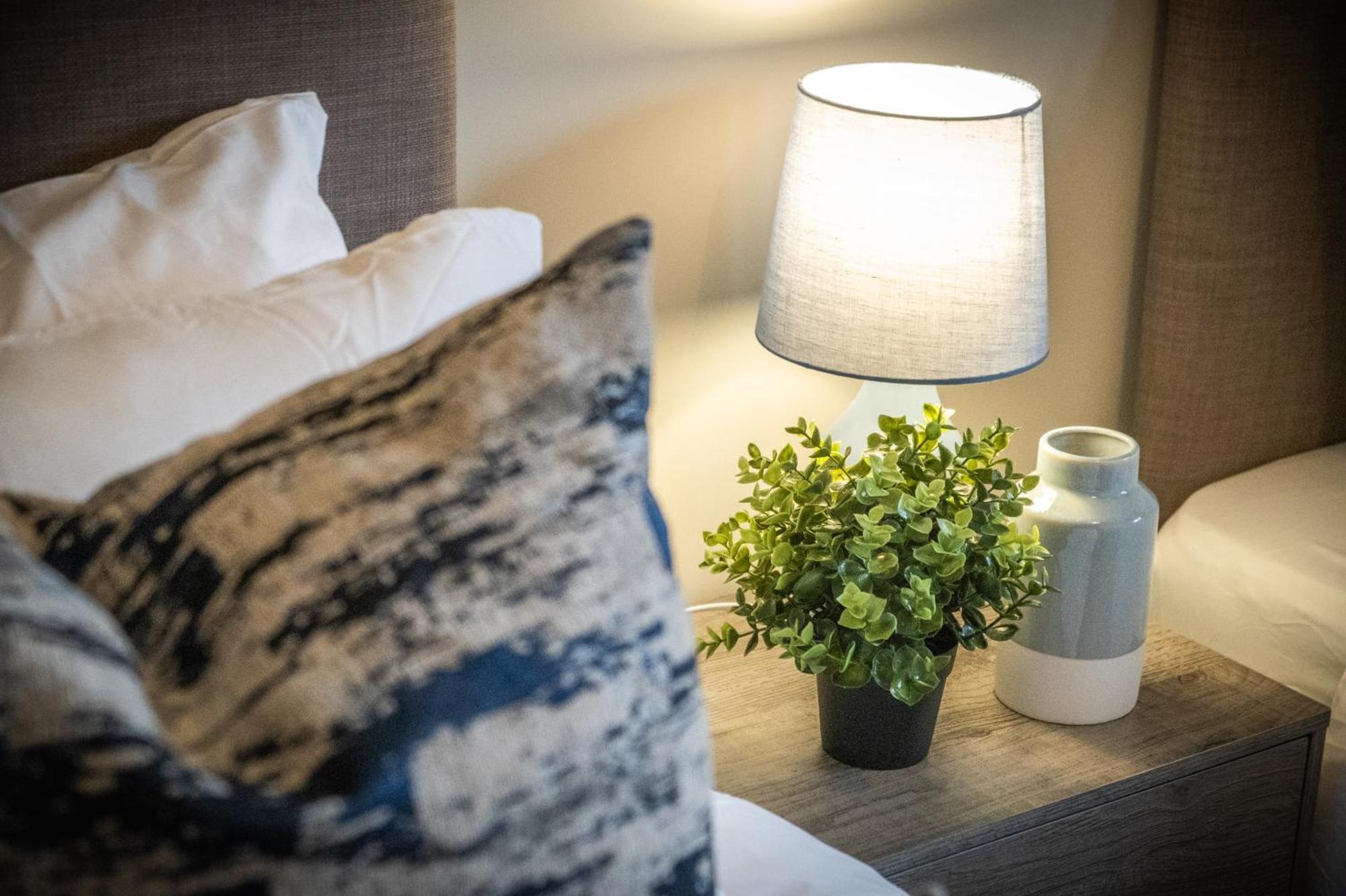 Mk 2-Bedroom Contractor'S Gem, 5 Beds, Sleeps 6, Free Parking ミルトン・ケインズ エクステリア 写真
